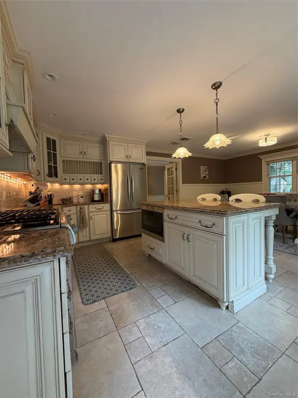 24 Arlington AVE, Smithtown, NY 11780