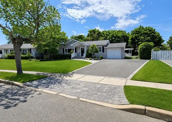 8 Starlight DR, Commack, NY 11725