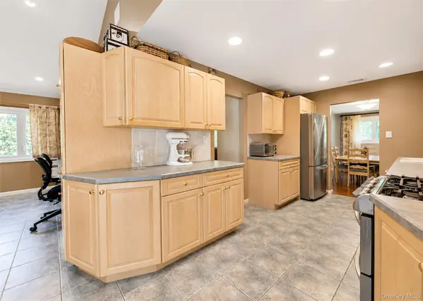 8 Starlight DR, Commack, NY 11725