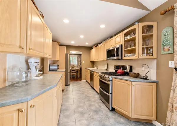 8 Starlight DR, Commack, NY 11725