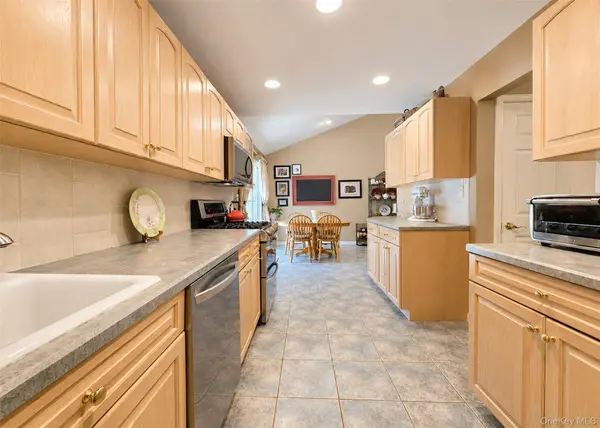 8 Starlight DR, Commack, NY 11725