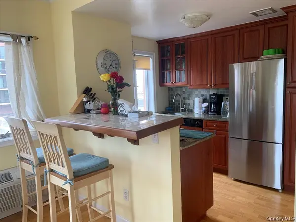 780 W Broadway #2D, Long Beach, NY 11561