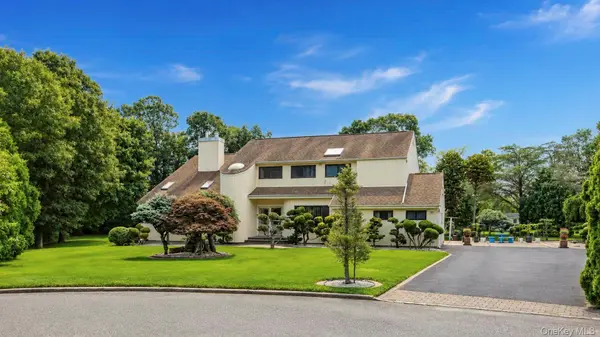5 Dohne CT, Greenlawn, NY 11740