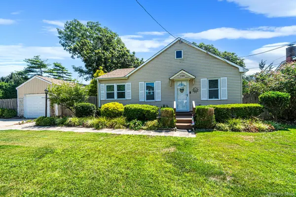 123 Clinton AVE, Patchogue, NY 11772