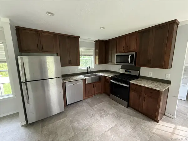 127 Woodcrest DR, Modena, NY 12548