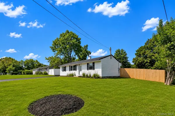 14 Marie LN, Central Islip, NY 11722