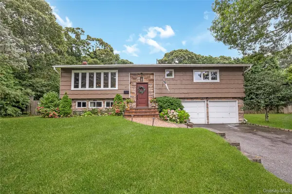 27 Baywood LN, Bayport, NY 11705
