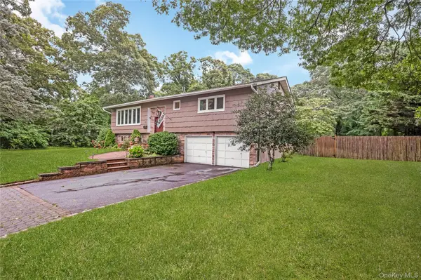 27 Baywood LN, Bayport, NY 11705