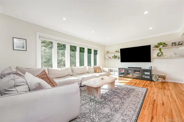 27 Baywood LN, Bayport, NY 11705