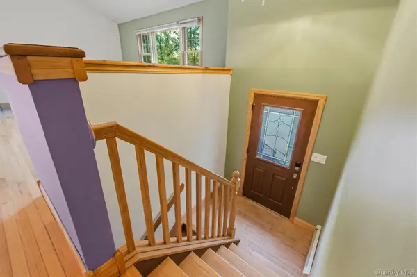 24 Bell Air LN, Wappingers Falls, NY 12590