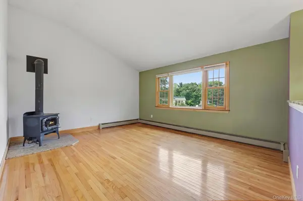 24 Bell Air LN, Wappingers Falls, NY 12590