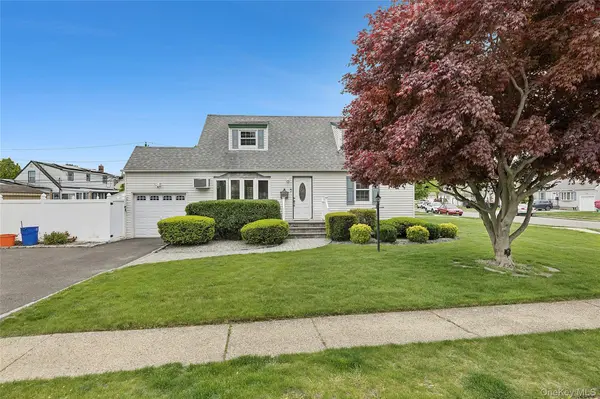2 Dorset LN, Farmingdale, NY 11735