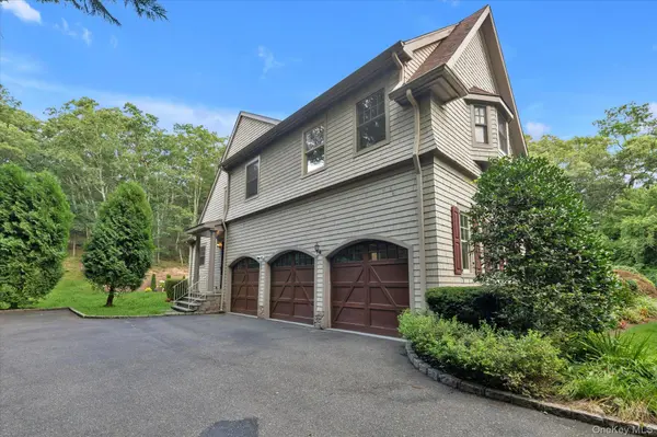 171 Stillwell LN, Laurel Hollow, NY 11791