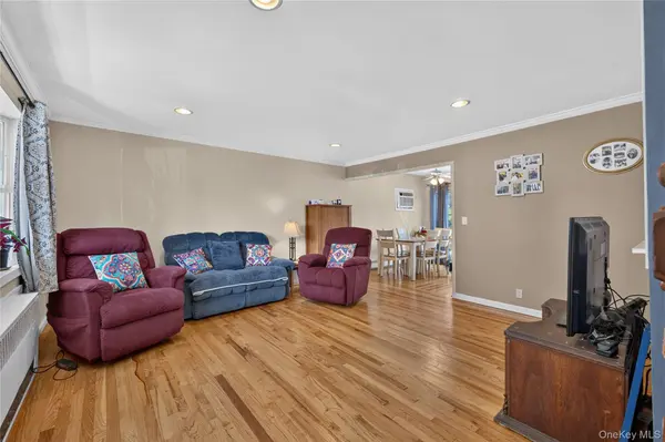 88 Crestwood BLVD, Farmingdale, NY 11735
