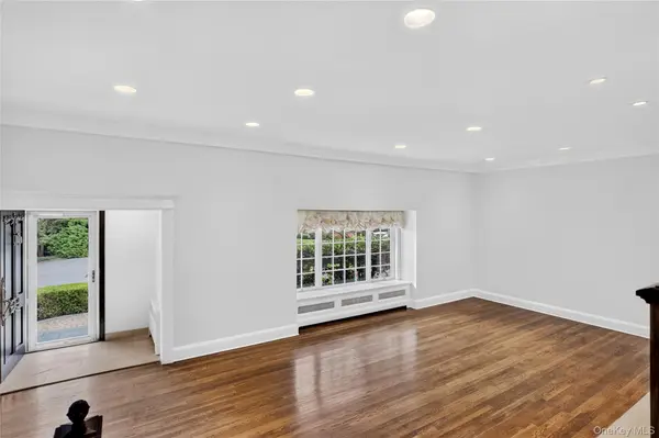 20 Earle PL, Manhasset, NY 11030