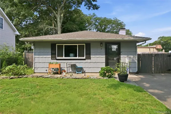 8 Roberts ST, Mastic, NY 11950