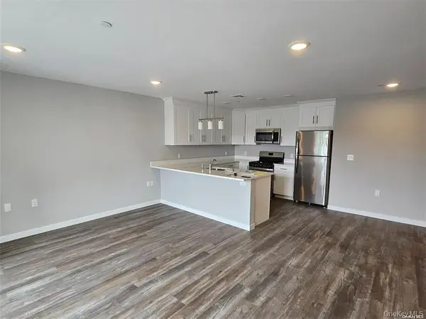 221 Eastview DR #16, Central Islip, NY 11722