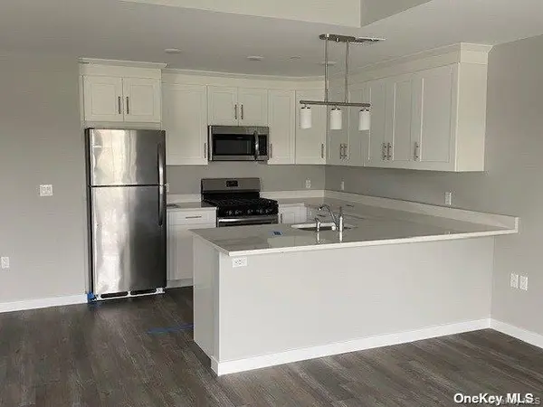 221 Eastview DR #18, Central Islip, NY 11722