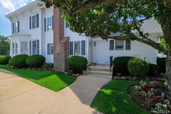 1 Ridgewood DR, Wantagh, NY 11793