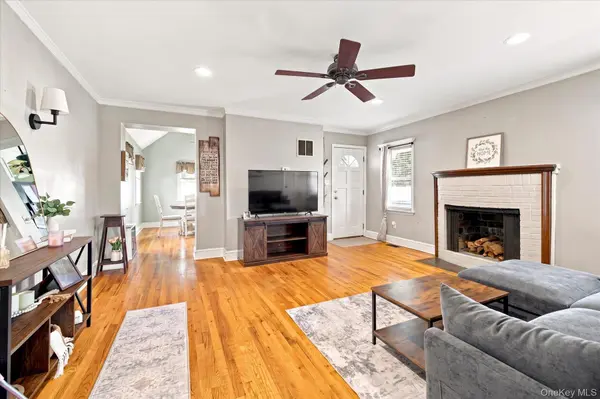 1 Ridgewood DR, Wantagh, NY 11793