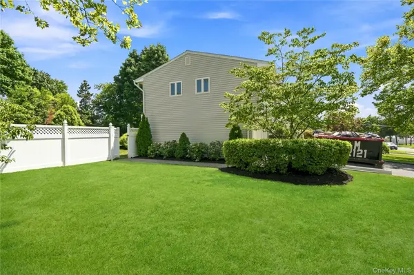 6 Oatley PL, Commack, NY 11725
