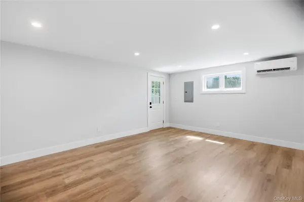 6 Oatley PL, Commack, NY 11725