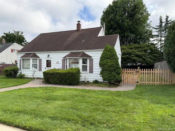 32 Griddle LN, Levittown, NY 11756