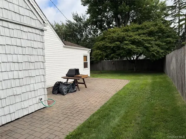 32 Griddle LN, Levittown, NY 11756