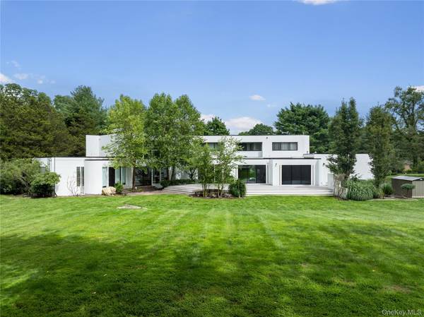 1 Vista DR, Laurel Hollow, NY 11791