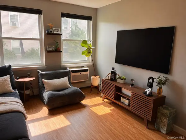 270 Lowndes AVE #121G, Huntington Station, NY 11746