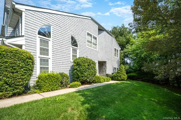 188 Lakebridge DR, Kings Park, NY 11754
