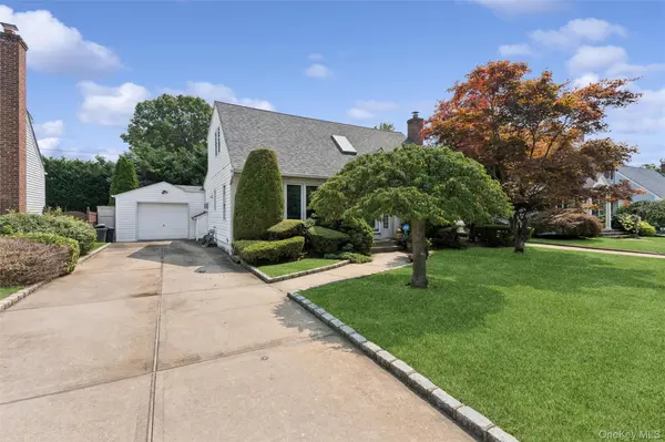 22 Briarcliff DR, North Merrick, NY 11566