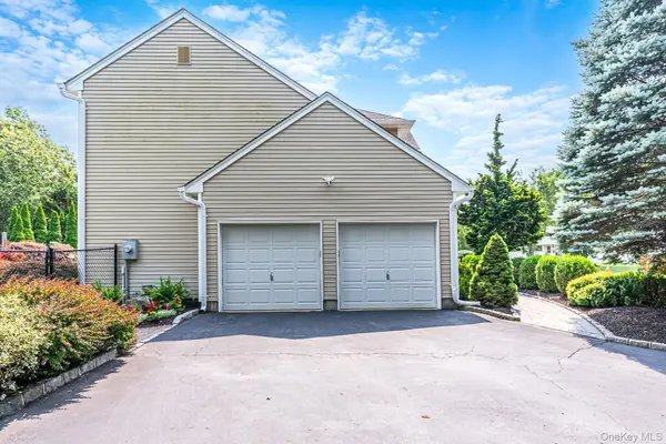 11 Horstead CT, Yaphank, NY 11980