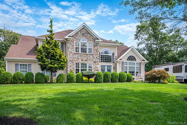 11 Horstead CT, Yaphank, NY 11980