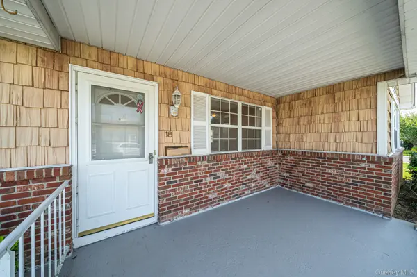 18 Kathleen DR, Oakdale, NY 11769