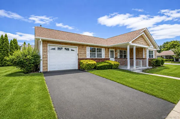 18 Kathleen DR, Oakdale, NY 11769