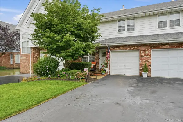 21 Broadlawn DR, Central Islip, NY 11722