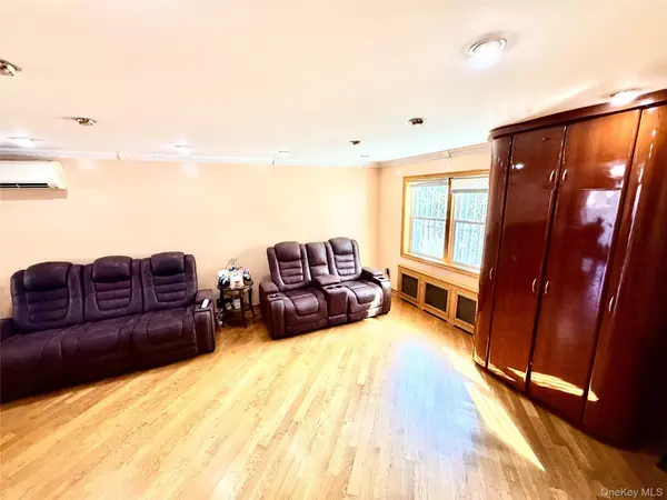 15043 77th RD, Flushing, NY 11367