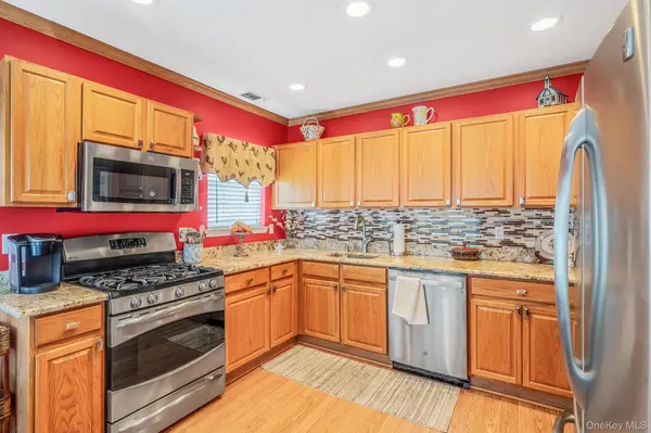 63 Madison CIR, Middle Island, NY 11953