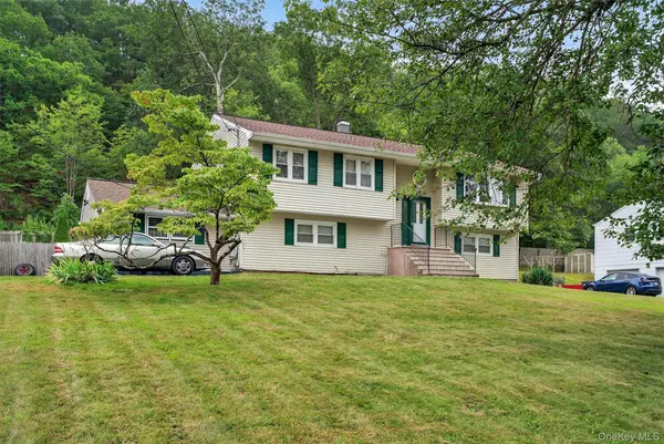100 Birchwood DR, Highland Mills, NY 10930