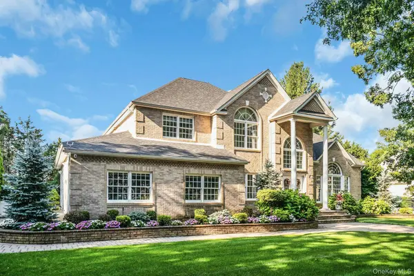 1 Weeping Cherry LN, Commack, NY 11725