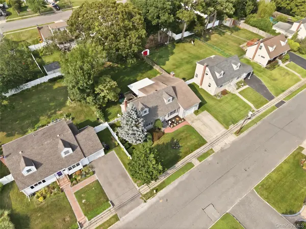 391 Oakwood AVE, West Islip, NY 11795