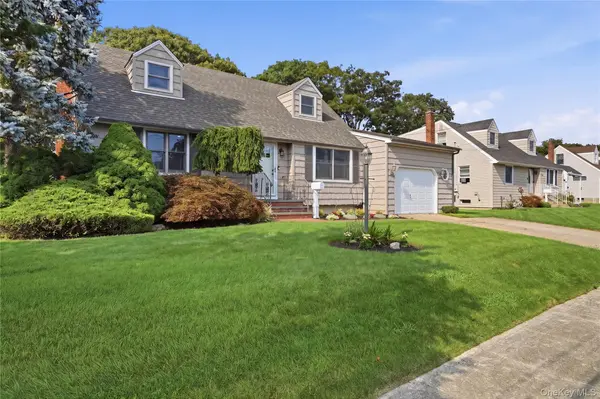 391 Oakwood AVE, West Islip, NY 11795