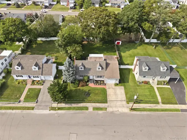 391 Oakwood AVE, West Islip, NY 11795