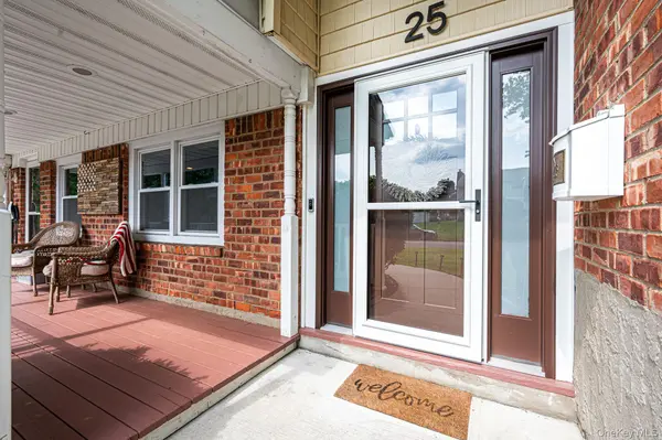 25 Dudley LN, Kings Park, NY 11754