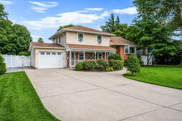 25 Dudley LN, Kings Park, NY 11754