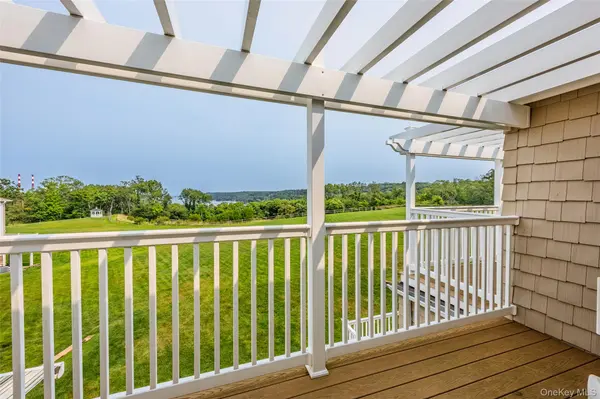 35 Theresa LN, Port Jefferson, NY 11777