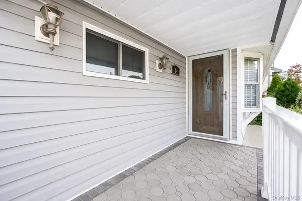 34 Hedge LN, Westbury, NY 11590