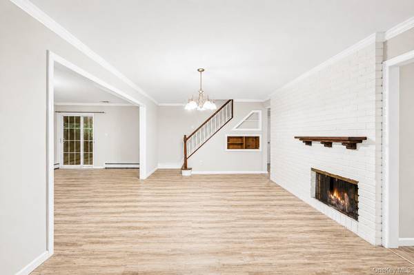34 Hedge LN, Westbury, NY 11590