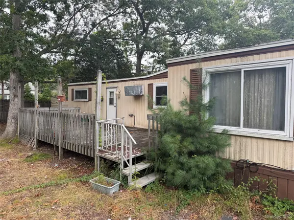 2 Periwinkle DR, Bohemia, NY 11716